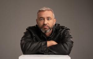 Pół miliona sprzedanych książek i medal od ministra. Kim jest autor, którego czyta cała Polska?