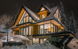 Zimowy komfort bez strat – jak połączenie nowoczesnych okien, drzwi i osłon chroni przed chłodem, obniżając rachunki