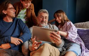 Cyfrowe obywatelstwo 60+: jak zapewnić do niego dostęp seniorom?