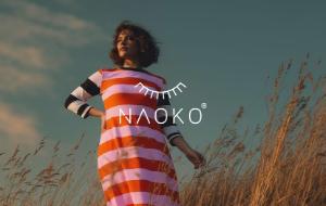 Romantyczna sukienka w kwiaty oraz stylowa marynarka – trend, który pokochasz