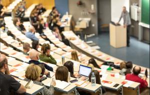 Zjazdy w Wyższej Szkole Kształcenia Zawodowego. Sprawdzamy, jak przebiega ich organizacja