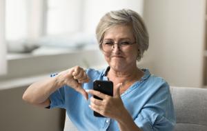 „Miał głos jak Kaszpirowski”. Tak oszuści wciągają ofiary w trans przez telefon