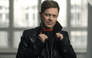 Michael Patrick Kelly – między popem, klasztorem a przemysłem emocji