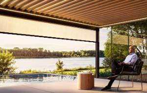 Outdoor living na wiosnę. Z pergolą Aluprof stworzysz dodatkowy salon w ogrodzie